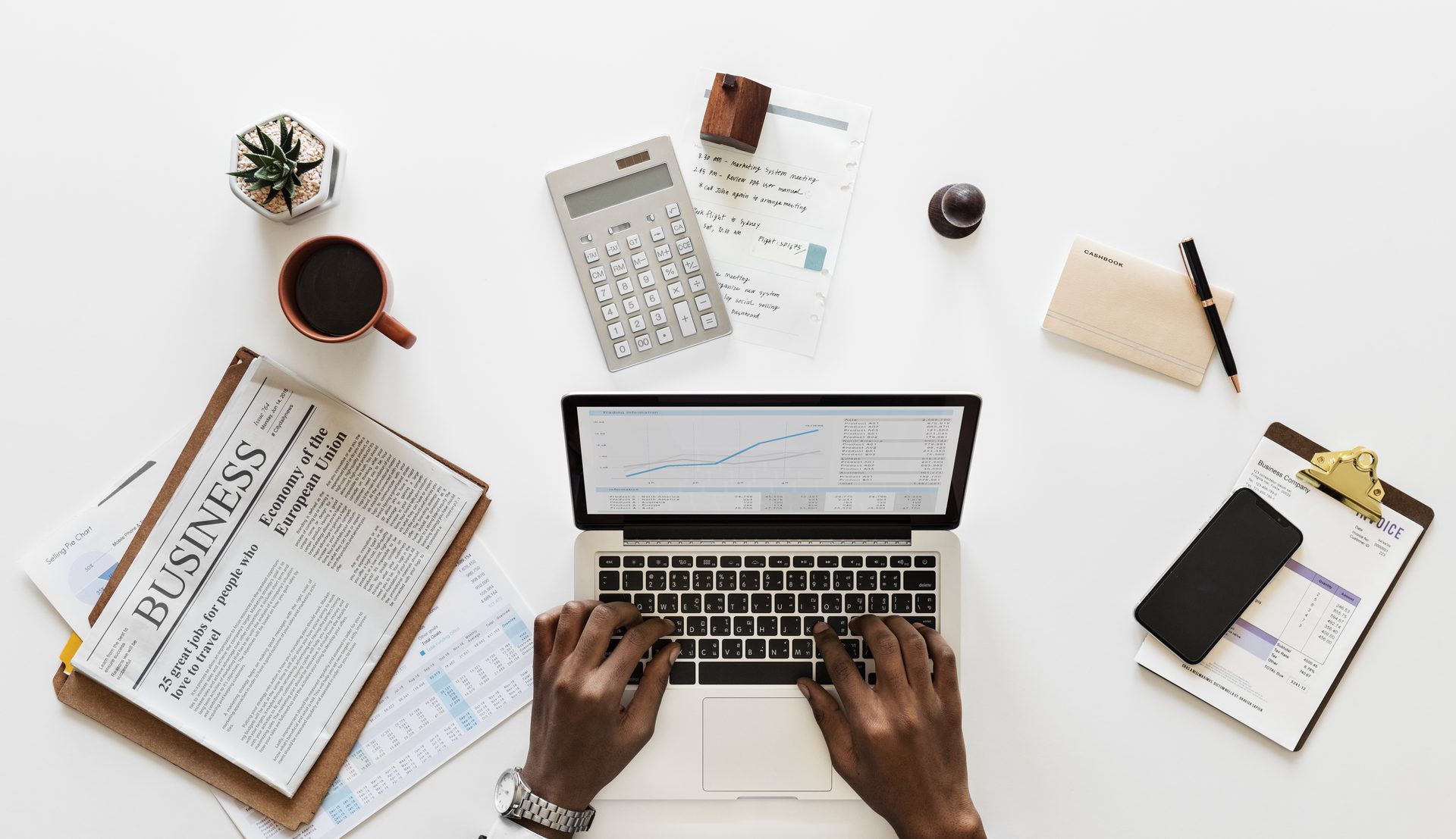 Vue d’un espace de travail organisé autour d’un ordinateur et de documents professionnels