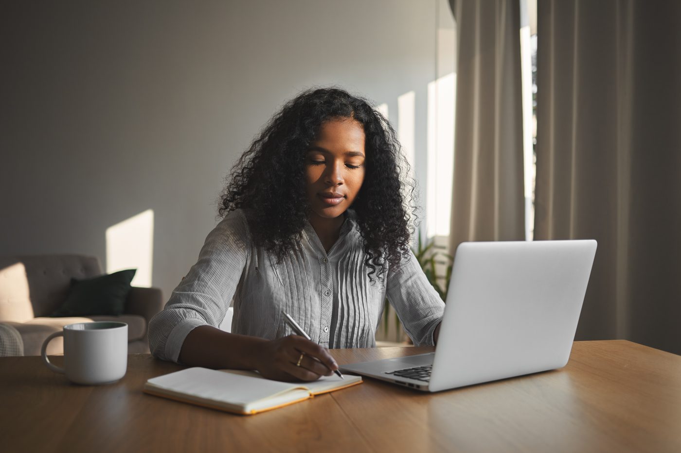 Personne travaillant sur un projet de rédaction à son bureau